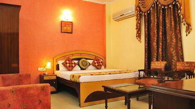 Hotel Treebo Paras International Delhi